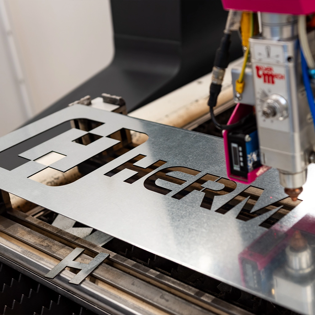 Lasercutter schneidet Metall