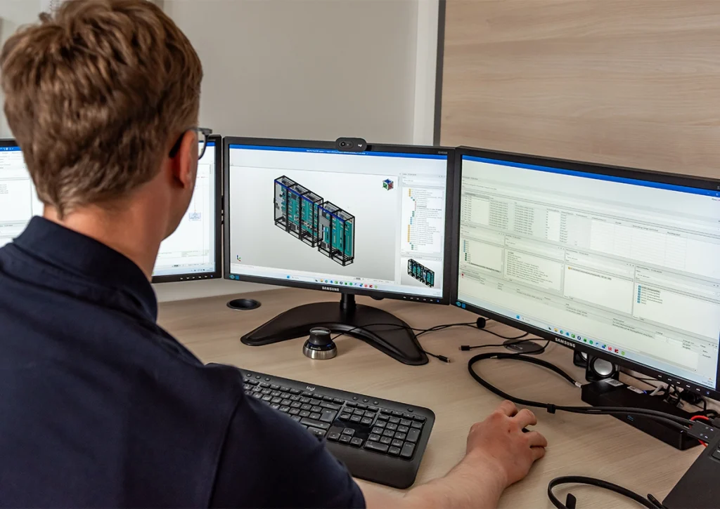 Ingenieur entwickelt am Computer CAD-Modelle.