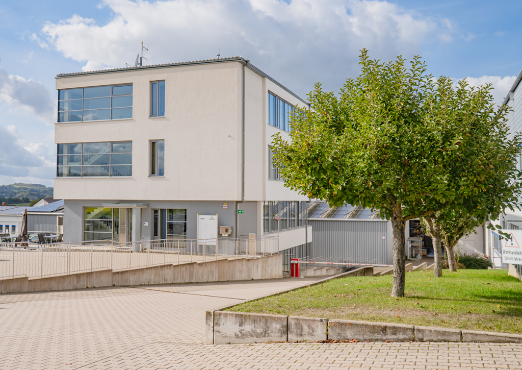 Bürogebäude mit Einfahrt zum Lager der HERMOS Schaltanlagen GmbH
